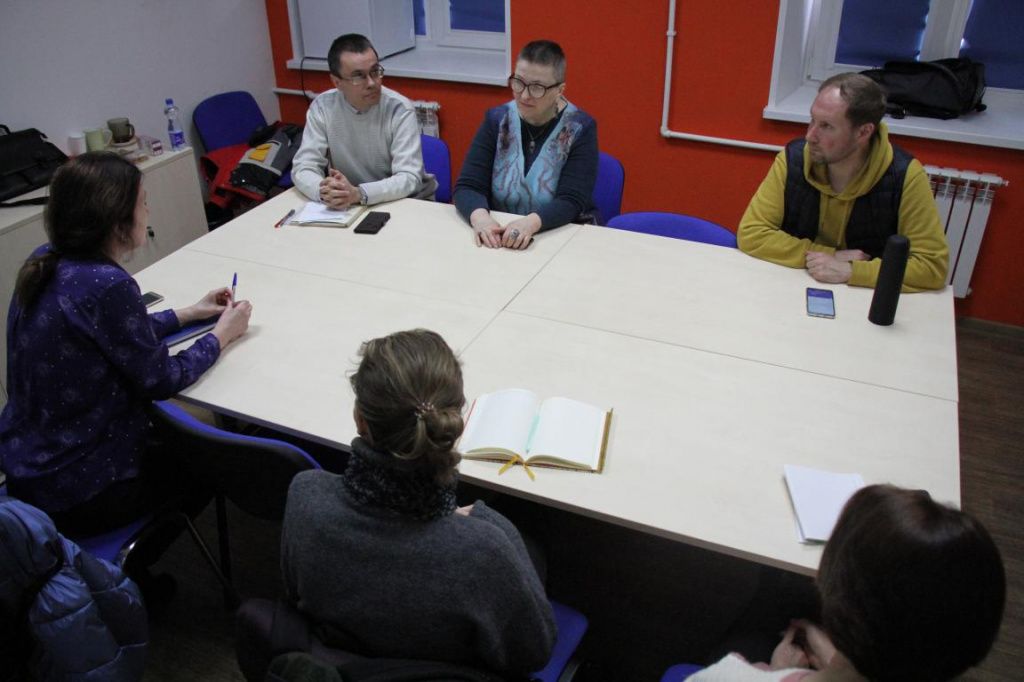 Участники Школы авторских маршрутов собрались в редакции "Глобуса". Фото: Константин Бобылев, "Глобус"