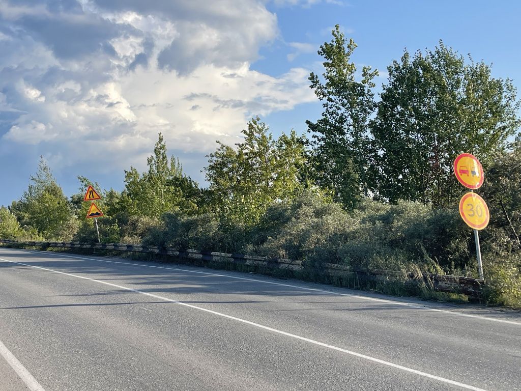 Перед въездом на мост стоят дорожные знаки. Фото: Анна Куприянова, "Глобус"