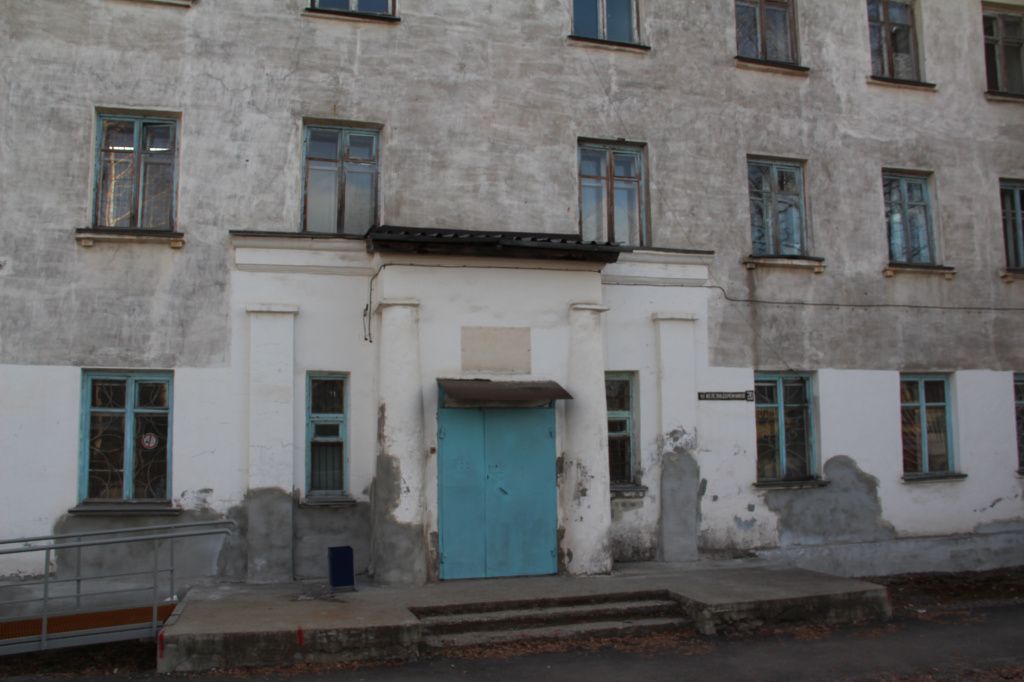 "Мост" находится в доме №20 по улице Железнодорожников. Фото: Анна Куприяноа, "Глобус"