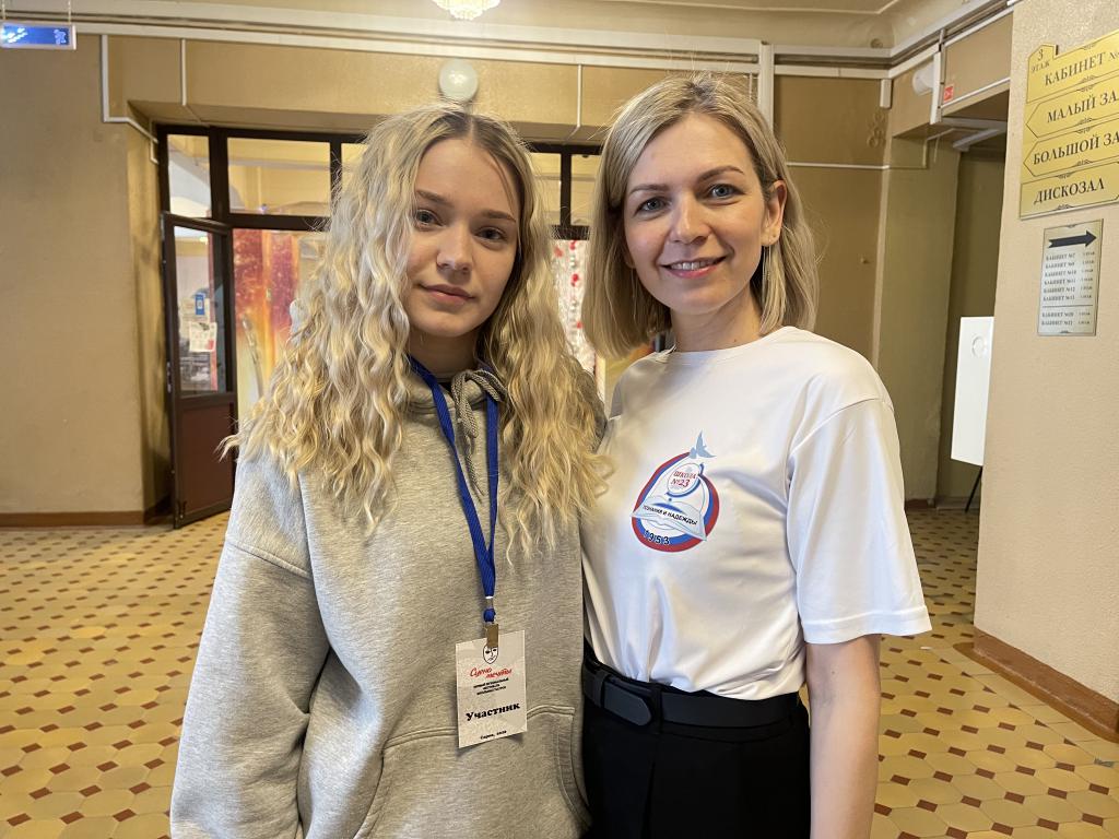 Роль учителя вредной принцессы сыграла Алиса Суханова. Вместе с ней на фестиваль приехала мама Валентина Щеткина. Фото: Анна Куприянова, "Глобус"