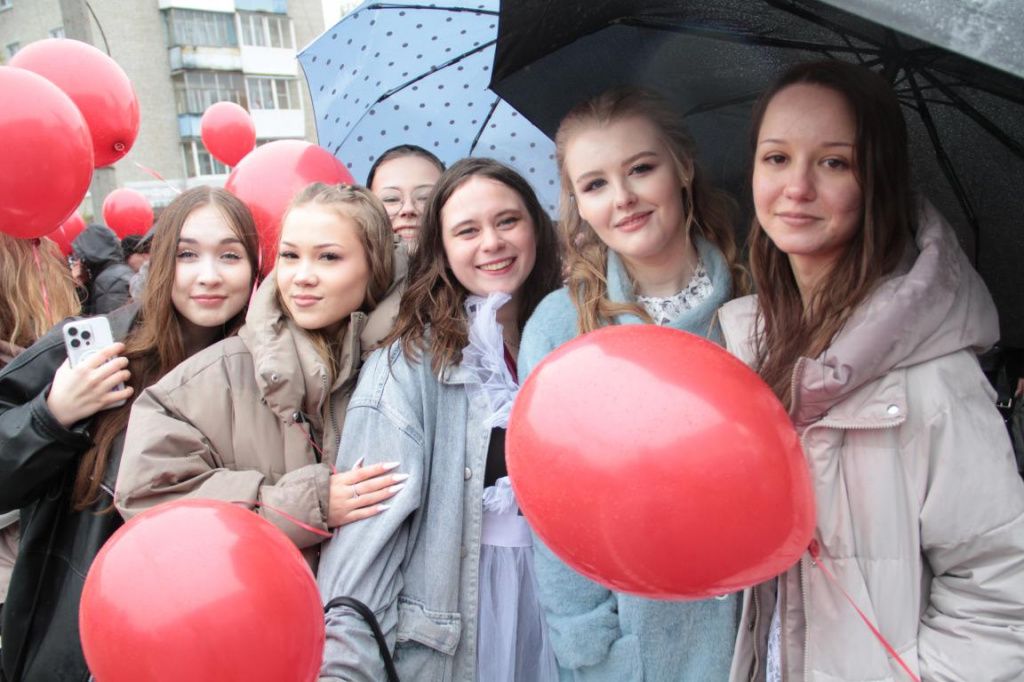 Выпускницы школы №13. Кто-то хочет стать педагогом, кто-то - изучать химию. Фото: Константин Бобылев, "Глобус"
