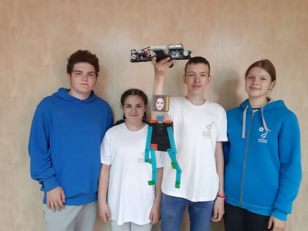 Самая старшая команда воспитанников Надежды Прониной создали робота-марианетку Рада. Фото предоставлено Надеждой Прониной