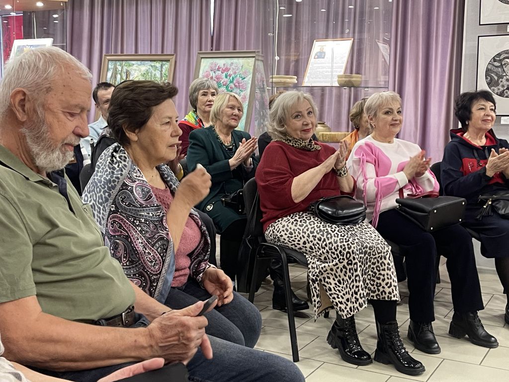 В Выставочном зале собрались туристы и любители бардовской песни. Фото: Анна Куприянова, "Глобус"