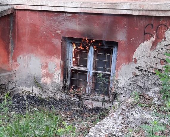 В доме №3 по улице Ферросплавщиков загорелась оконная рама. Фото предоставлено 56 ПСЧ