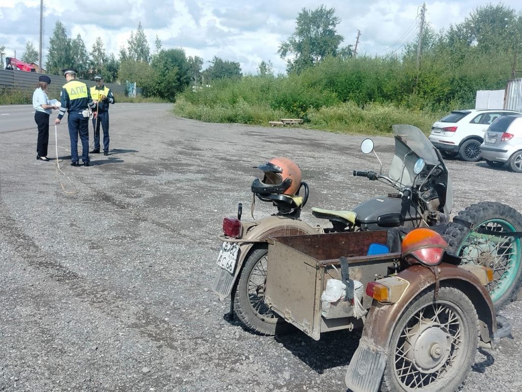 Супружеская пара на мотоцикле направлялась в сад. Фото: Госавтоинспекция Серова