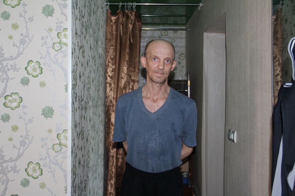 Из-за проблем со здоровьем Константин Гудясов не может выйти на улицу. Фото: Анна Куприянова, "Глобус" Из-за проблем со здоровьем Константин Гудясов не может выйти на улицу. Фото: Анна Куприянова, "Глобус"