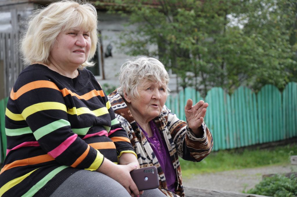 Надежда Ивановна (слева) говорит, что газ людям обещали еще при организации рудника. Фото: Константин Бобылев, "Глобус"