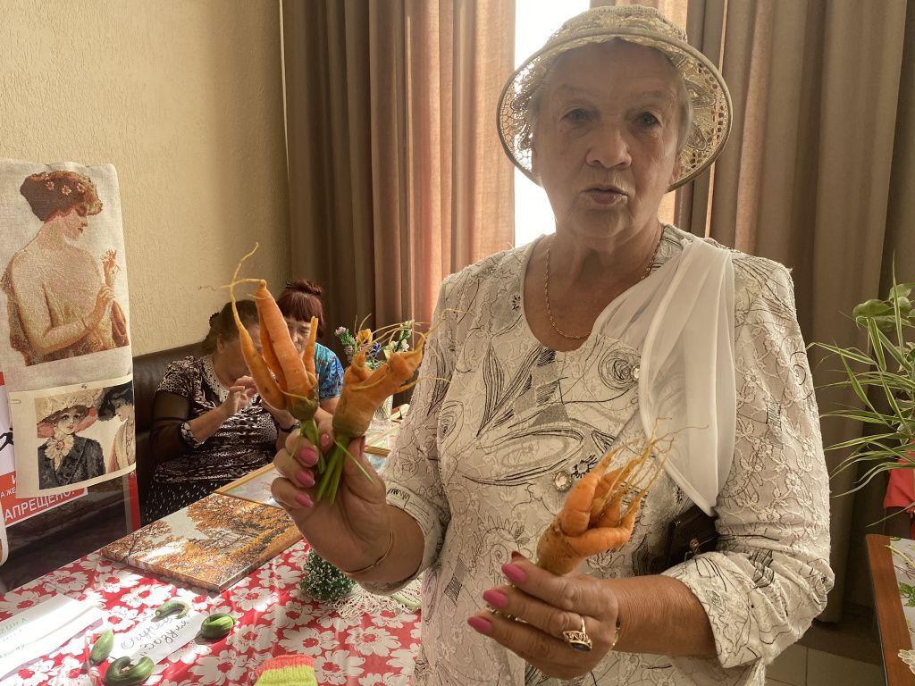 Причудливой формы морковь и огурцы выросли у Людмилы Мальгиной. Фото: Анна Куприянова, "Глобус"