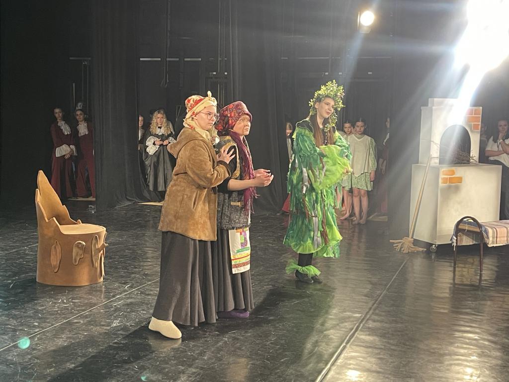 Школьный театр из Волчанска показал сказку о 12 месяцах. Фото: Анна Куприянова, "Глобус"