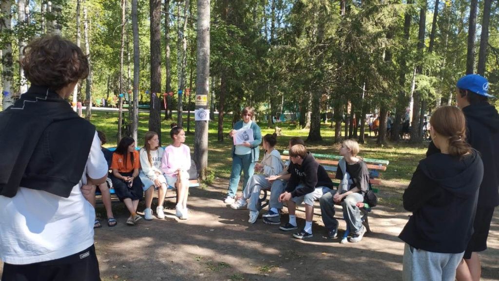 Во время акции с детьми проводилась беседа на важные темы. Фото: полиция Серова