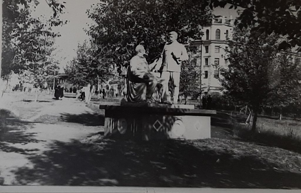 Скульптурная группа «Ленин и Сталин в Горках» была создана в 1949 году и растиражирована по всему Советскому Союзу. Фото из фондов Серовского исторического музея, с сайта goskatalog.ru