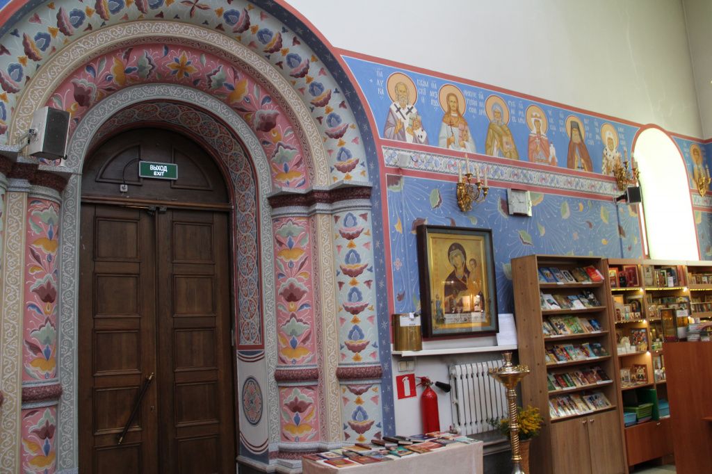 С обеих сторон от порталов стены собора украшают лики святых. Фото: Мария Чекарова, "Глобус"