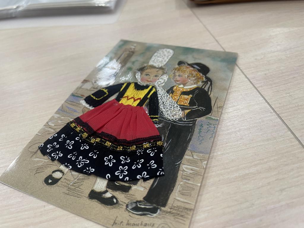 Существуют открытки с тканевой техникой исполнения. Фото: Анна Куприянова, "Глобус"