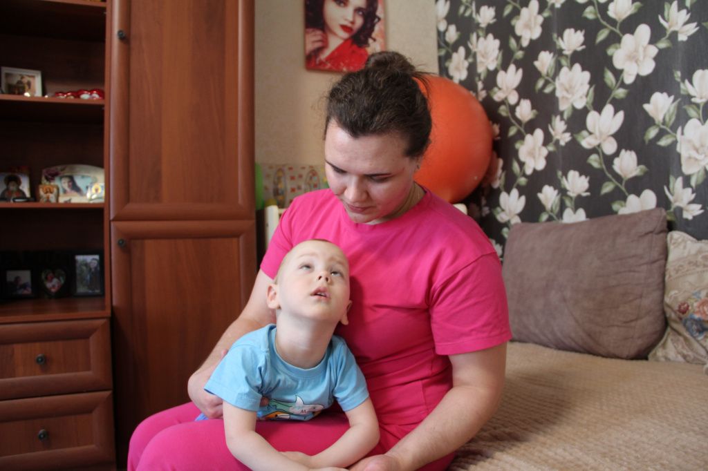 Юлия Шишкина прислушивается к рекомендациям врачей и делает все возможное, чтобы ребенок продолжил развиваться. Фото: Анна Куприянова, "Глобус" Юлия Шишкина прислушивается к рекомендациям врачей и делает все возможное, чтобы ребенок продолжил развиваться. Фото: Анна Куприянова, "Глобус"