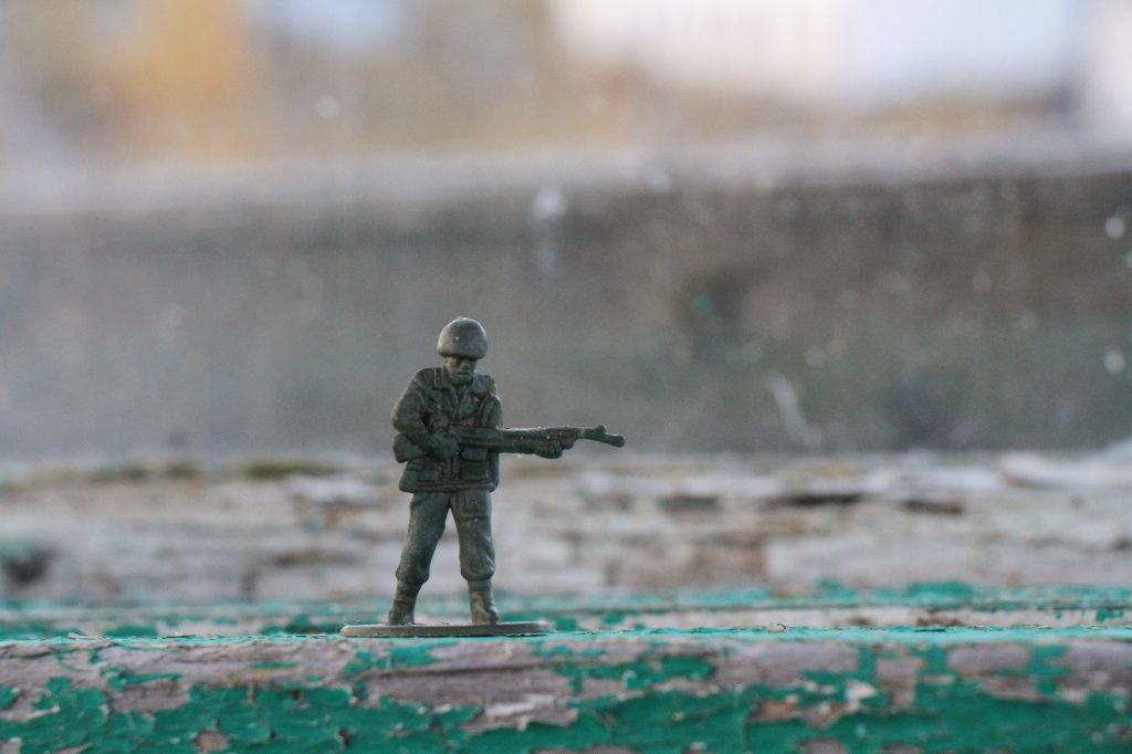 Последний охранник брошенной зоны. Фото: Константин Бобылев, "Глобус"
