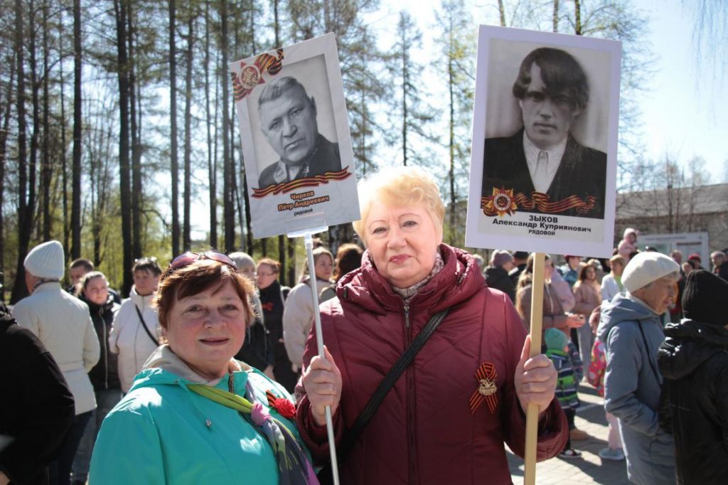 Елена Гамбарина и Татьяна Зыкова (справа) пришли отдать дань уважения павшим в годы войны. Фото: Константин Бобылев, "Глобус"