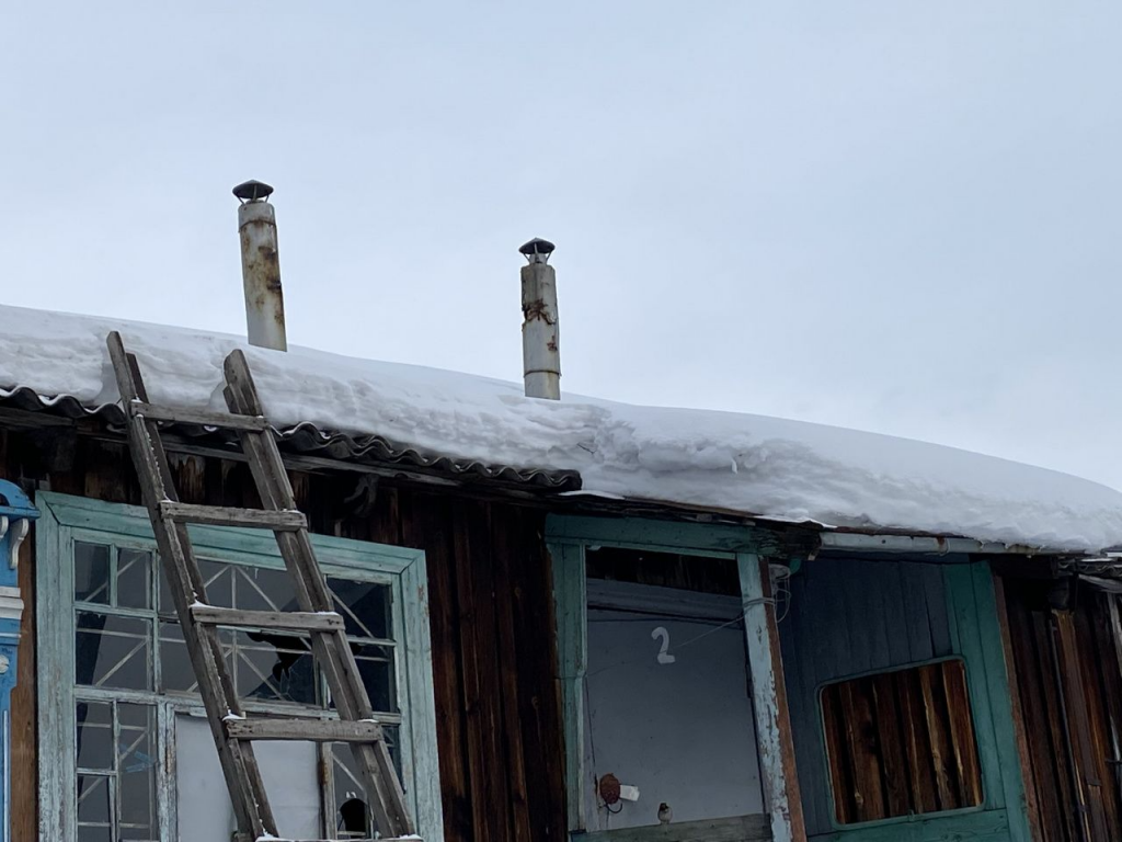 Прогоревшая труба на просевшей крыше. Фото: Анна Куприянова, "Глобус"
