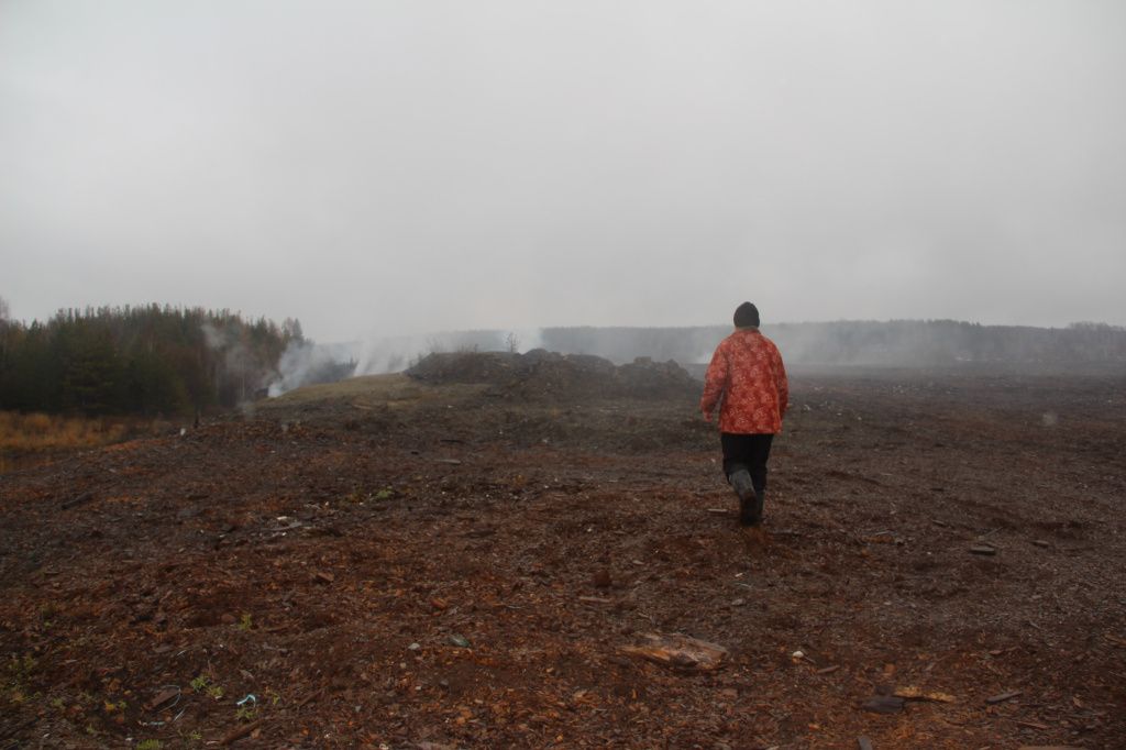 Идти по пружинящей поверхности опасно. Фото: Анна Куприянова, "Глобус"