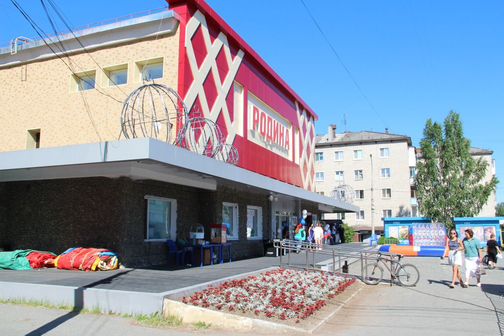 В Серове завершились работы по ремонту фасада кинотеатра "Родина". Фото: Мария Чекарова, "Глобус"