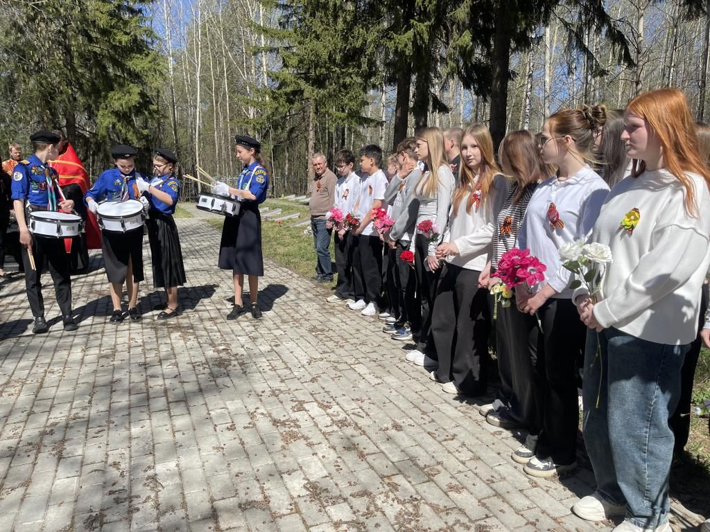 На воинском кладбище собрались школьники и православные следопыты. Фото: Анна Куприянова, "Глобус"