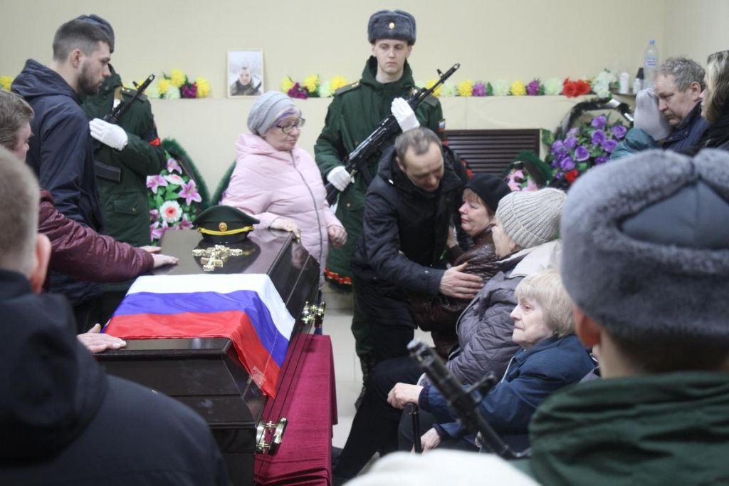 Прощающиеся прикасались к гробу и выражали соболезнования родным Артема. Фото: Константин Бобылев, "Глобус"