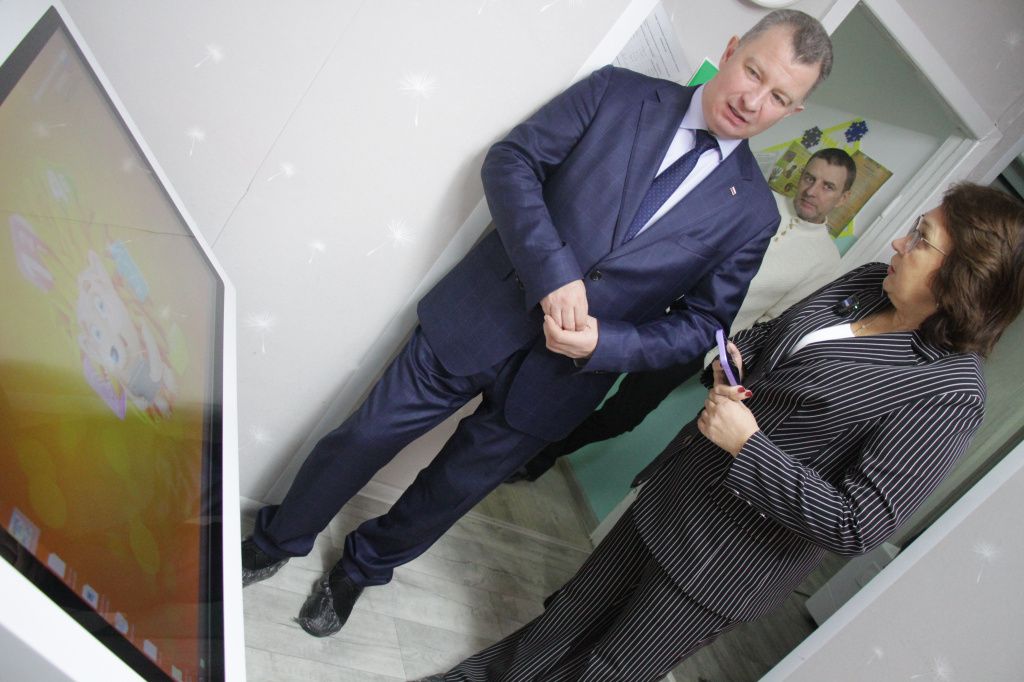 Лариса Минина рассказала главе Василию Сизикову про новое оборудование. Фото: Константин Бобылев, "Глобус"