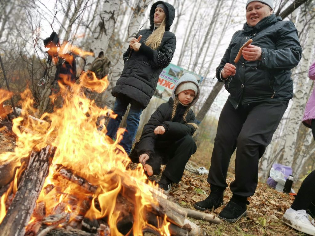 У костра жарили сосиски. Фото: Константин Бобылев, "Глобус"