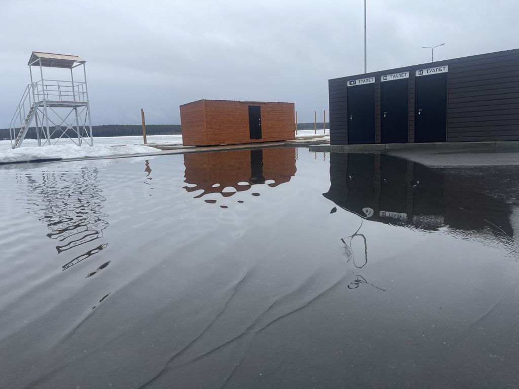Так выглядела площадь перед туалетом 5 апреля. Фото: Анна Куприянова, "Глобус"