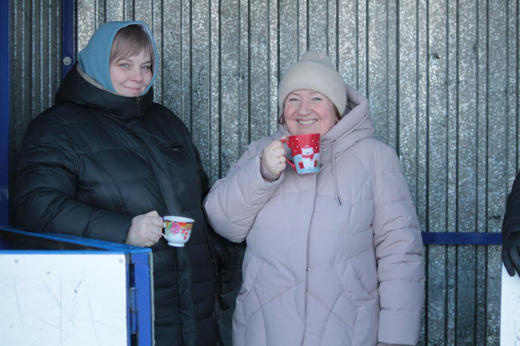 Группа поддержки согревалась горячими напитками. Фото: Константин Бобылев, "Глобус"