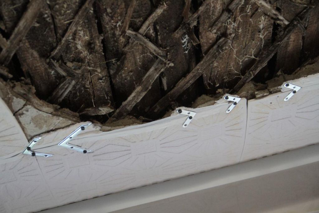 Чтобы закрепить потолок, люди использовали металлические уголки. Фото: Константин Бобылев, "Глобус" Чтобы закрепить потолок, люди использовали металлические уголки. Фото: Константин Бобылев, "Глобус"