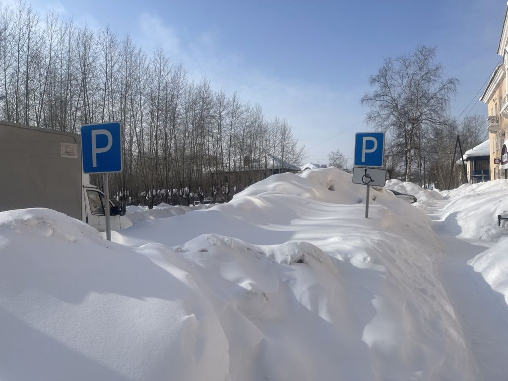 Снег на тротуаре проспекта Серова обещают убрать в ближайшее время. Фото: Анна Куприянова, "Глобус"