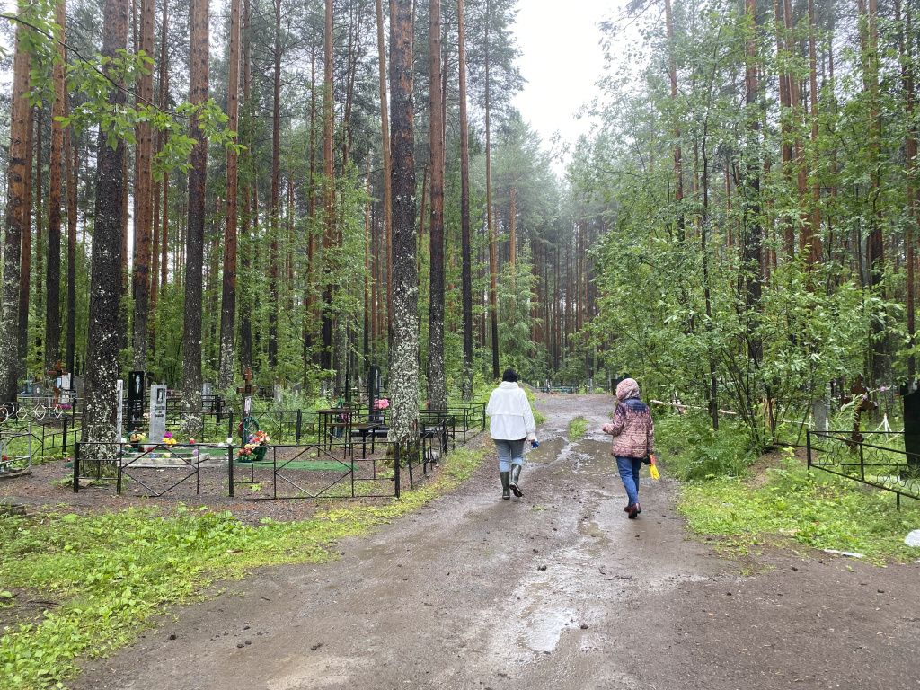 Горожане посещают кладбище несмотря на погоду и не ориентируясь на церковные праздники. Добираться до погоста людям приходится на личном транспорте, либо на такси. Общественный транспорт на кладбище не ездит. Фото: Анна Куприянова, "Глобус"