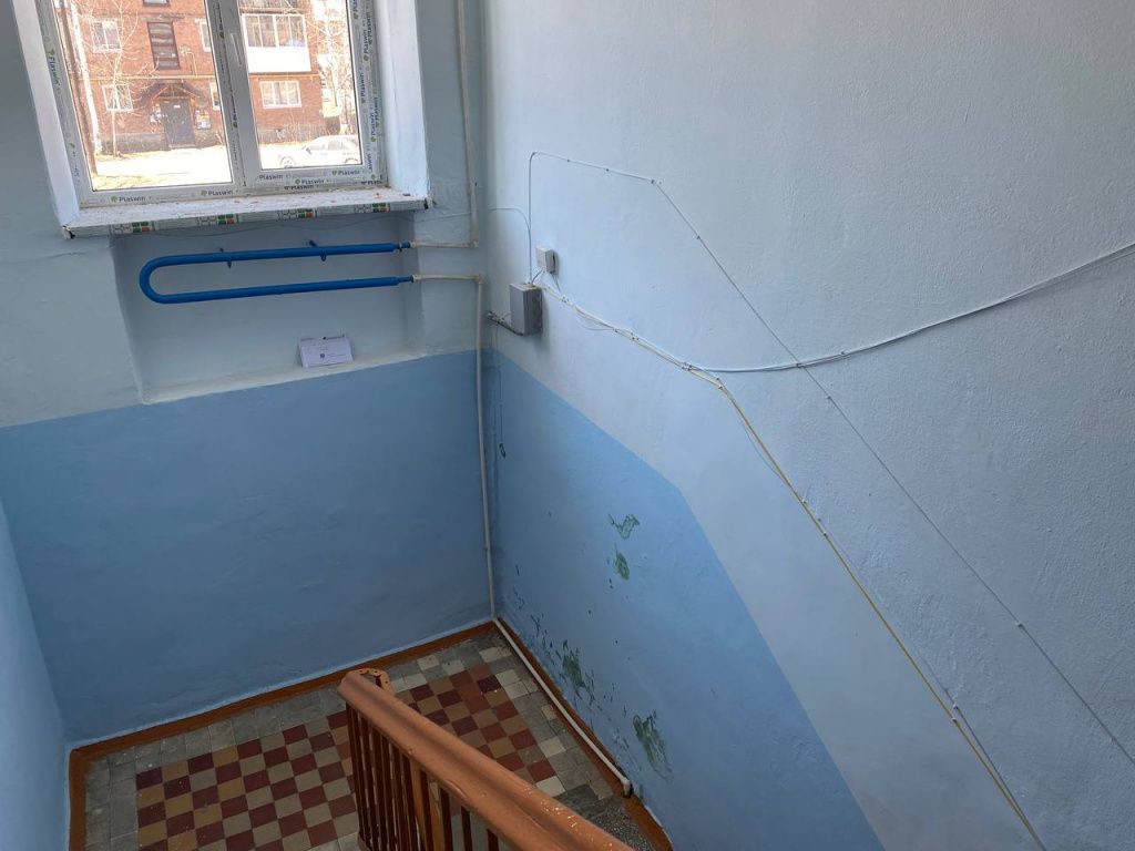 По словам жителей дома, краска со стен отходит из-за постоянной сырости. Фото: Анна Куприянова, "Глобус"