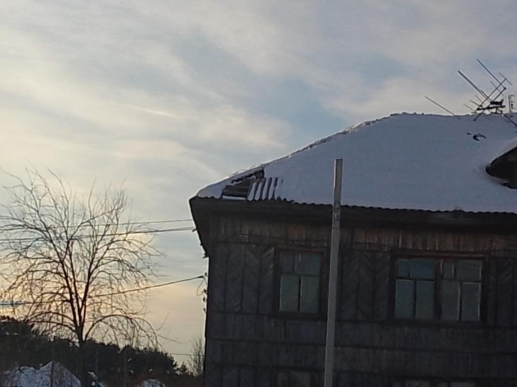 На крышу положили лист шифера, купленный жителями дома. Фото предоставлено читателем "Глобуса"