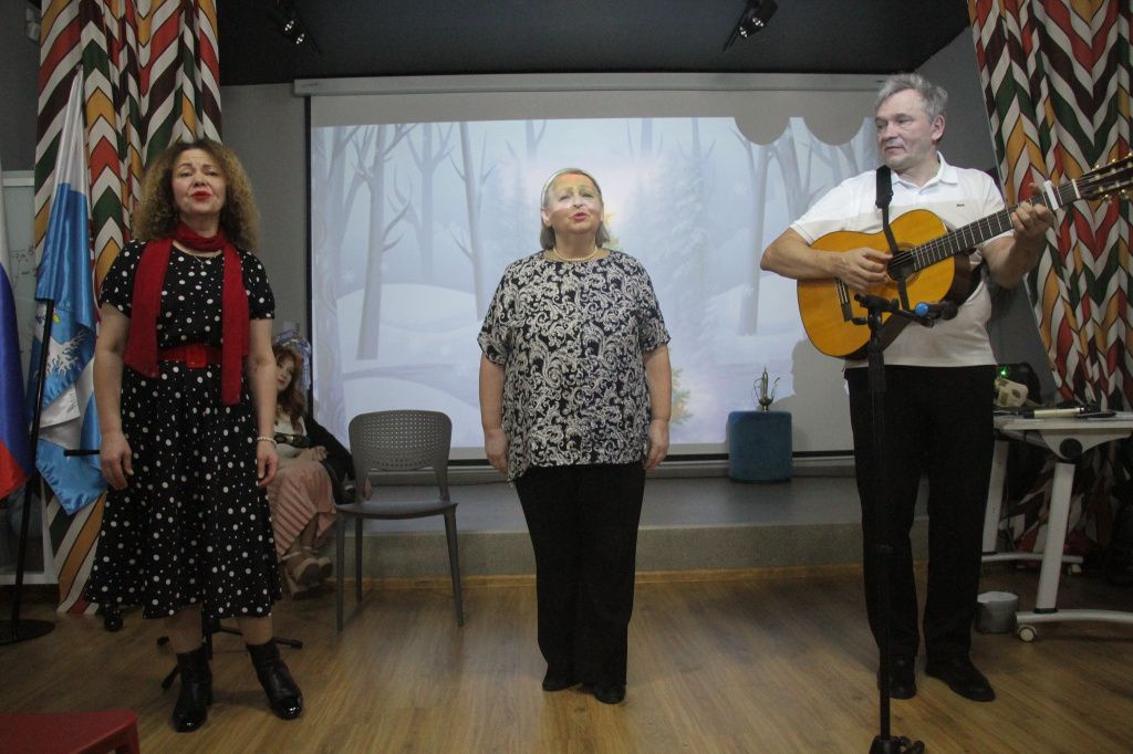 Трио "Перекат" из Краснотурьинска (Ольга Бастрон, Надежда Смагина и Дмитрий Лубнин) традиционно выступает на концертах в Серове. Фото: Константин Бобылев, "Глобус"