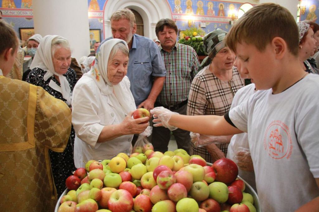 Прихожанам раздвали освященные яблоки. Фото: Константин Бобылев, "Глобус"