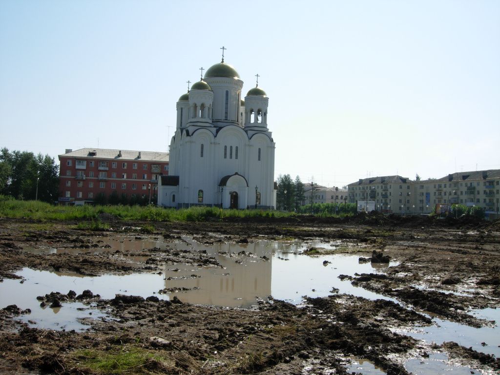 Так выглядел пустырь перед новым храмом 17 лет назад. Фото из архива Андрея Гребенкина, «Глобус»