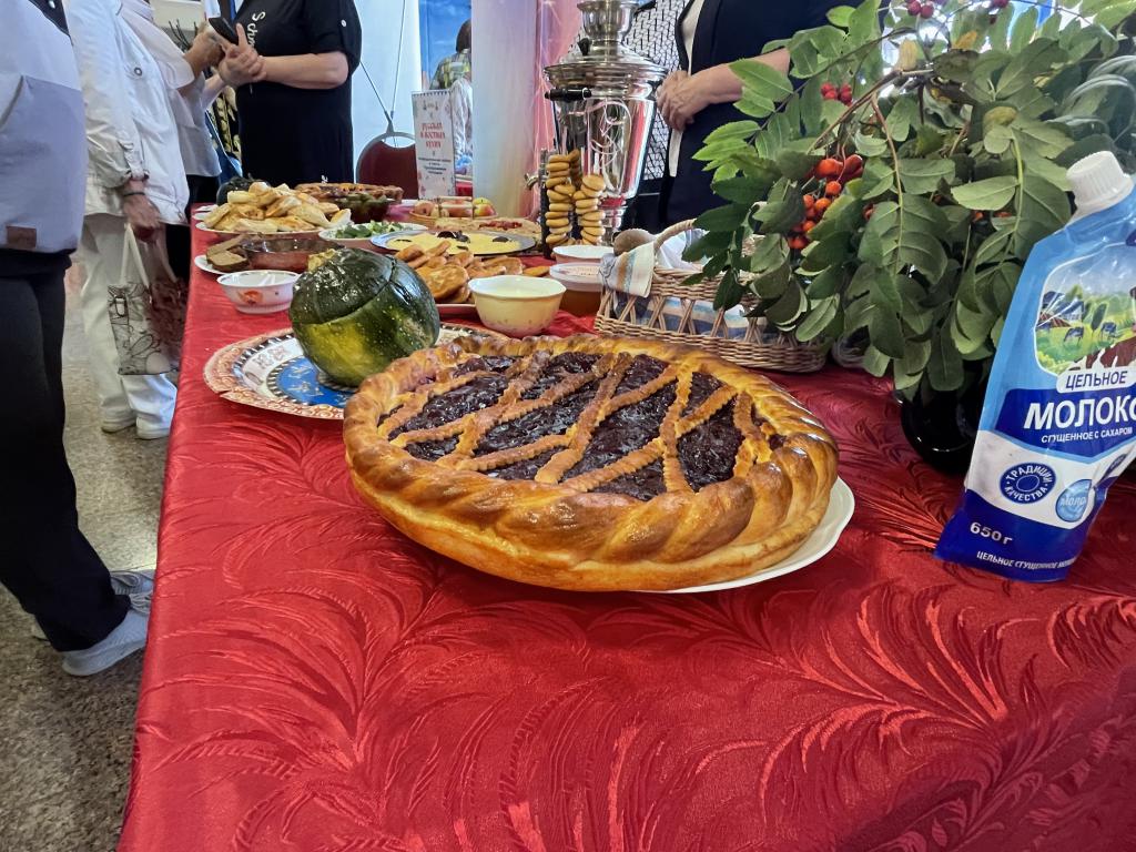 Прихожане Преображенского собора угощали постными блюдами. Фото: Анна Куприянова, "Глобус"