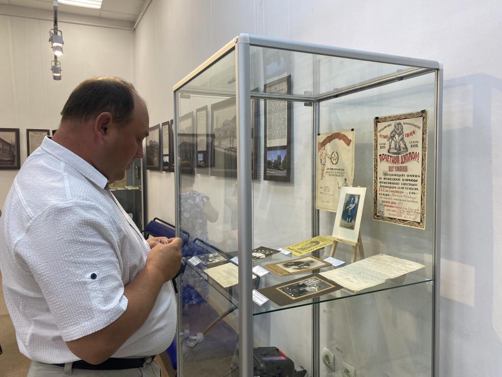 Главврач Серовской горбольницы Иван Болтасев пришел на открытие выставки, чтобы рассказать о здравоохранении. Фото: Анна Куприянова, "Глобус"