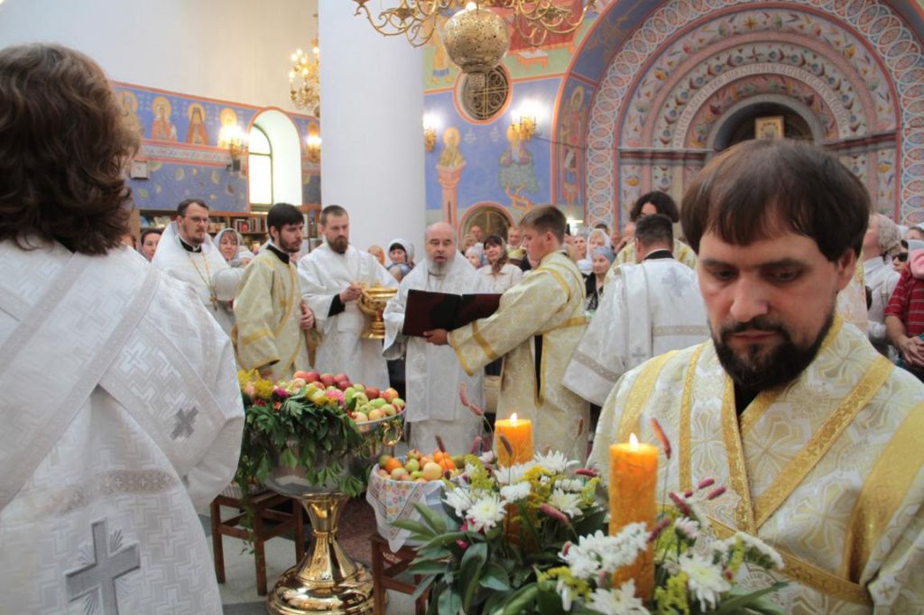 Епископ Феогност провел службу и осветил плоды нового урожая. Фото: Константин Бобылев, "Глобус"