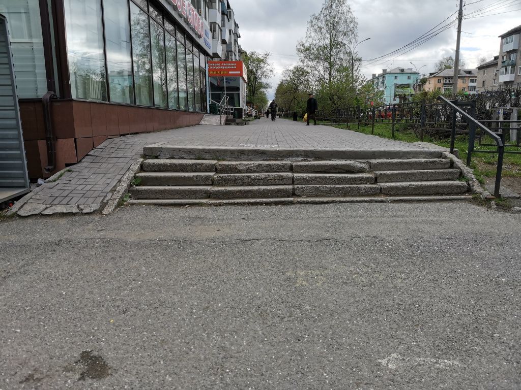 На тротуаре возле дома №148 по улице Ленина есть еще одна лестница. Кто несет за нее ответственность - неизвестно. Фото: Константин Бобылев, "Глобус"