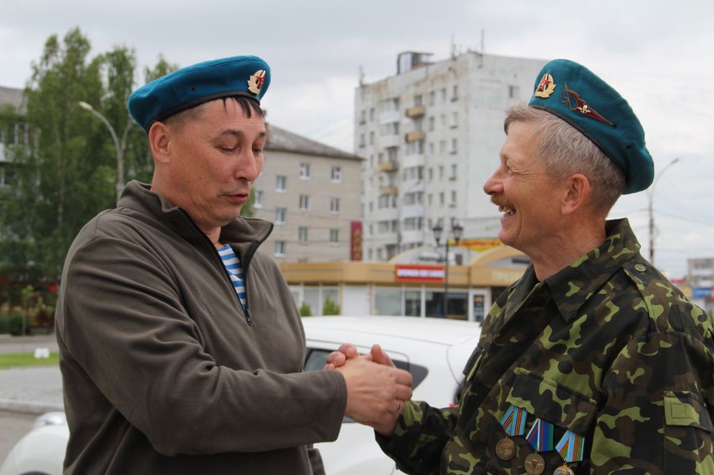 Руслан Сунагатов (слева) отмечает, что воспитывать молодежь лучше на своих примерах и поступках. Фото: Анна Куприянова, "Глобус"