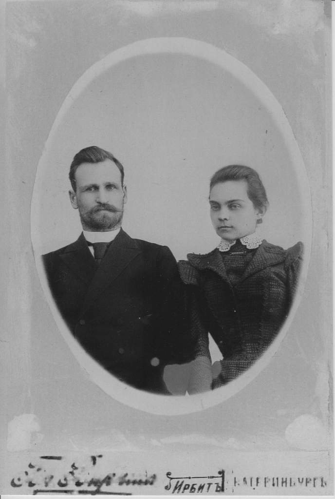 Алексей Ионович Панёв и его жена Ракель. Снимок сделан в Ирбите. Фото из семейного архива Елены Лещенко