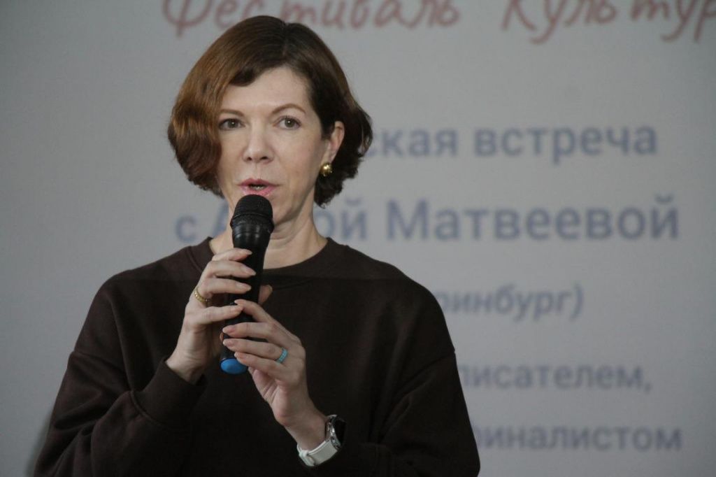 Анна Матвеева про нейросети: "Художники, фотографы уже отплакали эту тему. Очередь писателей придет чуть позже". Фото: Константин Бобылев, "Глобус" Анна Матвеева про нейросети: "Художники, фотографы уже отплакали эту тему. Очередь писателей придет чуть позже". Фото: Константин Бобылев, "Глобус"