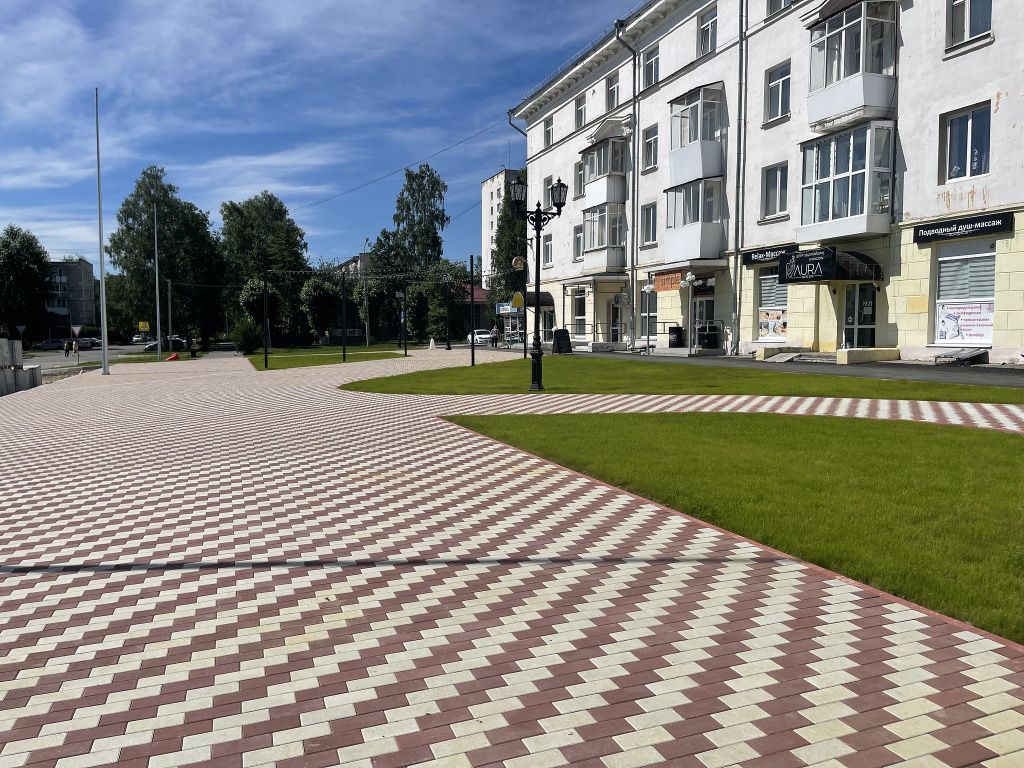 На площади Металлургов глава предложил из плитки выложить год реконструкции объекта – 2025. Фото: Анна Куприянова, “Глобус”