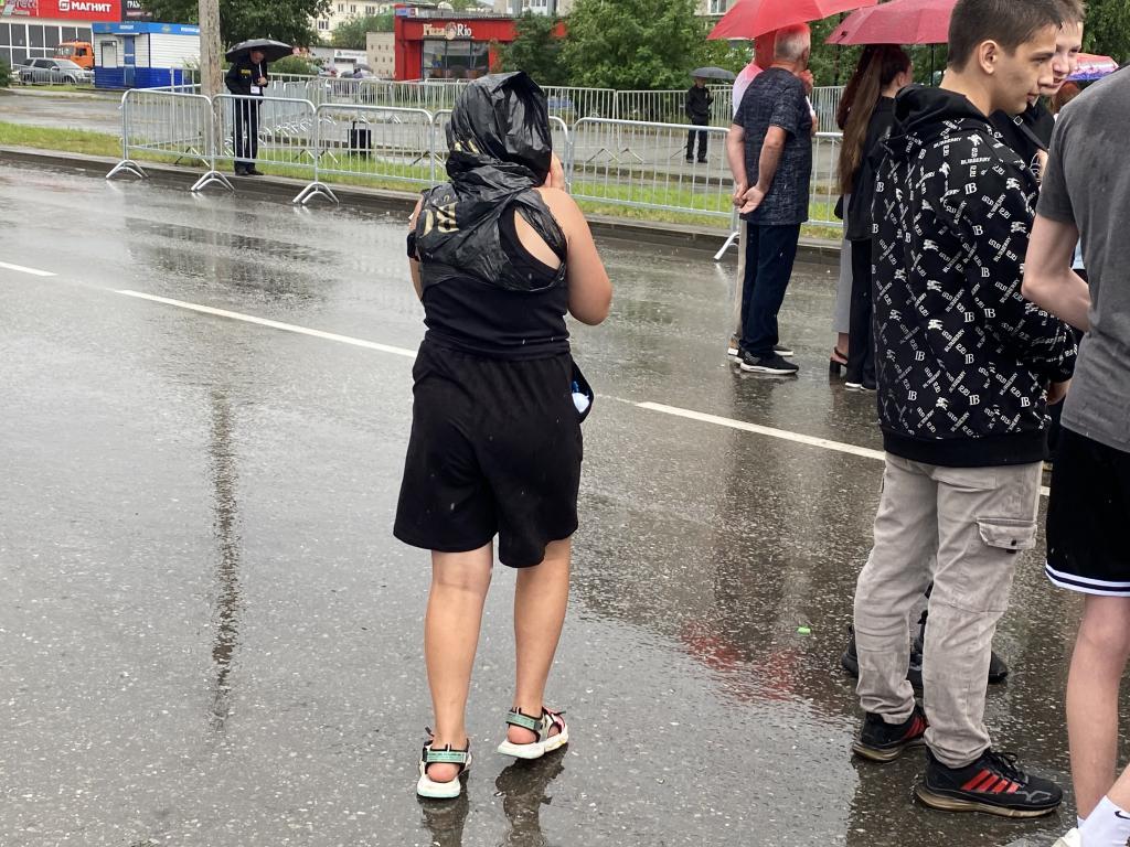 Дети смастерили из пакетов накидки и так прятались от непогоды. Фото: Анна Куприянова, "Глобус"