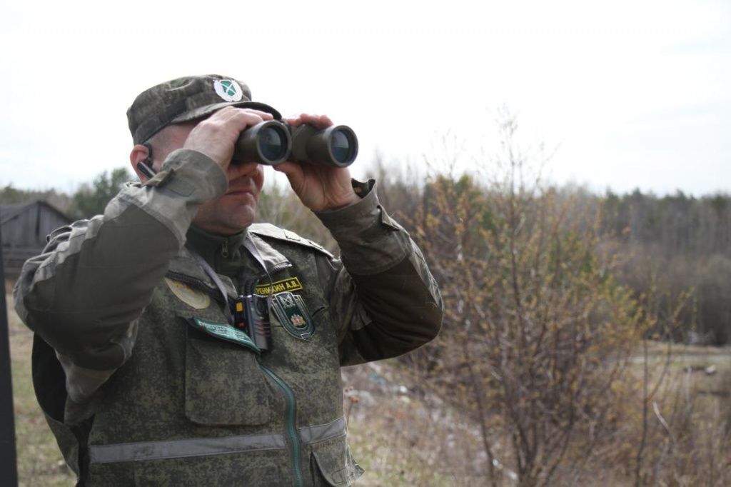 Умение наблюдать играет большую роль в оперативнойработе охотинспектора. Фото: Константин Бобылев, "Глобус"