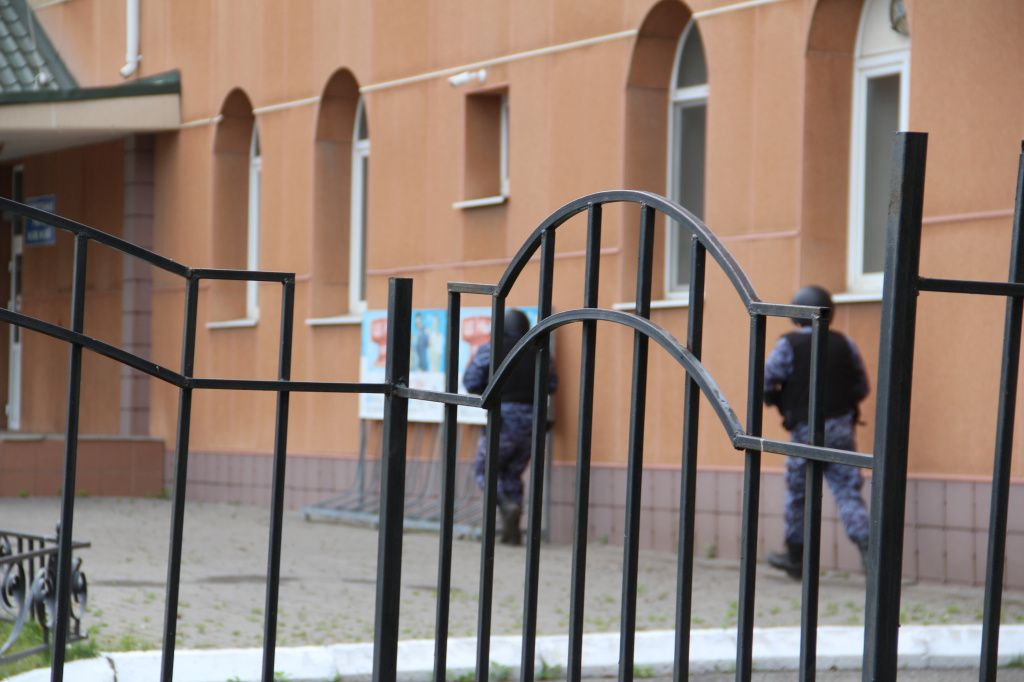 Росвардейцы в обмундировании направились к центральному входу школы. Фото: Анна Куприянова, "Глобус" 