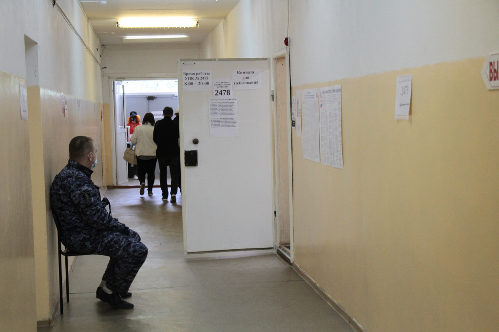 На входе на каждый участок дежурит сотрудник полиции. Фото: Константин Бобылев, "Глобус"
