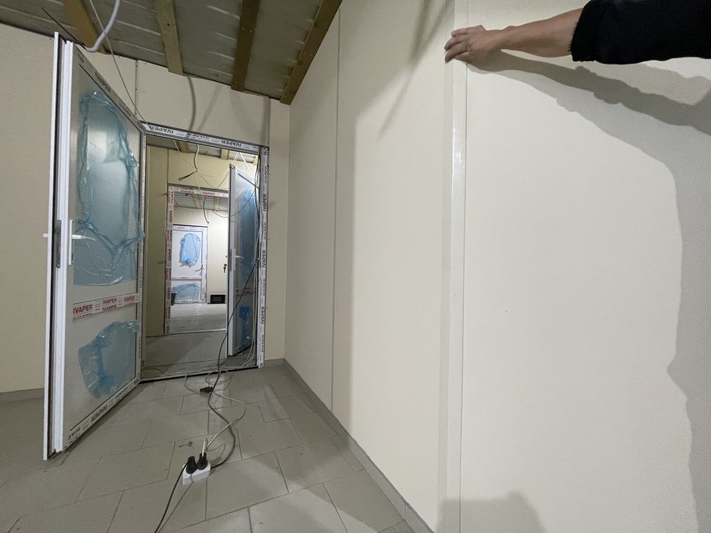 На стенах ламинированные обои. Стыки закроют специальными планками. Фото: Анна Куприянова, "Глобус"